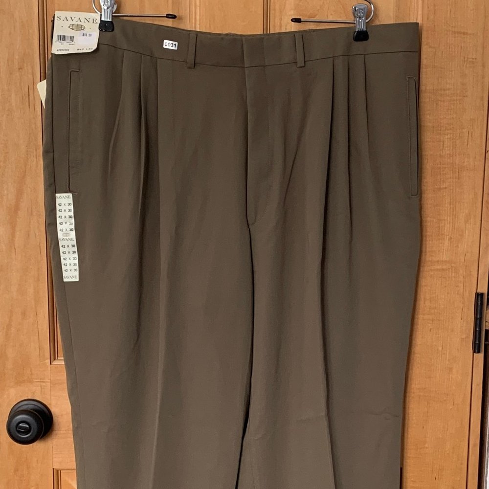 (T31) NWT, Savane Men's pleated front dress pant, w/cuffed leg. Khaki. 42w x 30L
